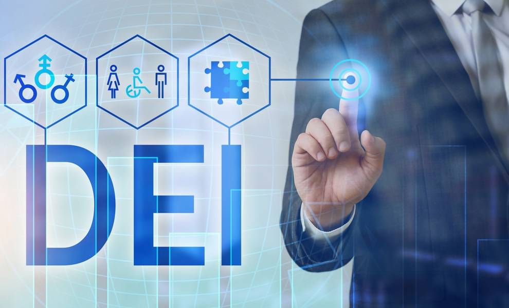Un profesional de negocios con traje toca una interfaz digital brillante que muestra las letras grandes “DEI”, junto con íconos que representan la diversidad de género, la inclusión de la discapacidad y piezas de rompecabezas interconectadas que simbolizan la equidad y la pertenencia.