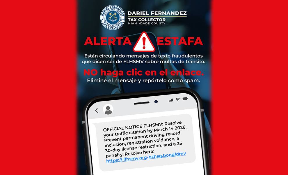 Advertencia gráfica de la Oficina del Recaudador de Impuestos del Condado de Miami-Dade sobre una estafa, la cual presenta un texto destacado en rojo que dice «ALERTA DE ESTAFA» y aconseja a los residentes no hacer clic en los enlaces de mensajes de texto fraudulentos que supuestamente provienen del FLHSMV y tratan sobre multas de tránsito. La pantalla de un teléfono inteligente muestra un ejemplo de mensaje fraudulento con un enlace sospechoso.