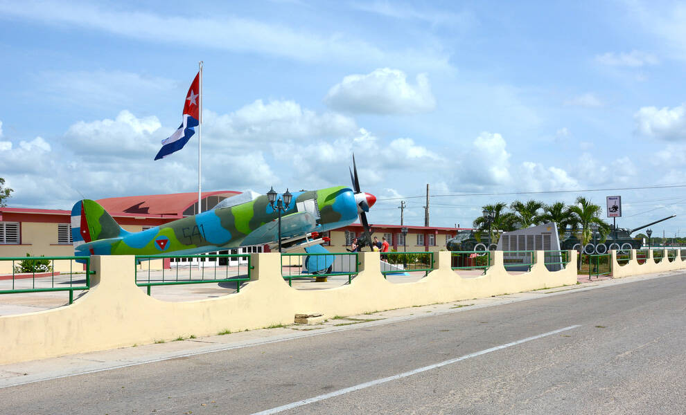 El Museo de Bahía de Cochinos. Un avión de época, tanques y artillería frente al museo dedicado a la fallida invasión de 1961.