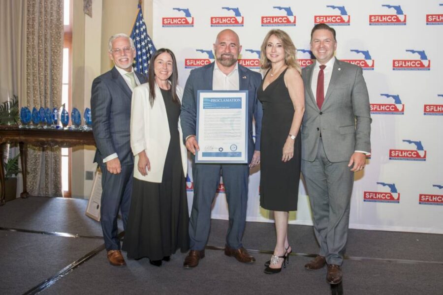 Felipe Basulto, Michelle Febres, Excmo. Jay Collins Vicegobernador de Florida, Liliam M. López, y el Excmo. Dan Espino