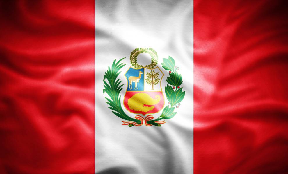 Bandera de Perú de franjas verticales rojas y blancas, con el escudo nacional centrado en la franja blanca —el cual representa una vicuña, un árbol de la quina y una cornucopia—, sobre un fondo de tela que ondula suavemente.