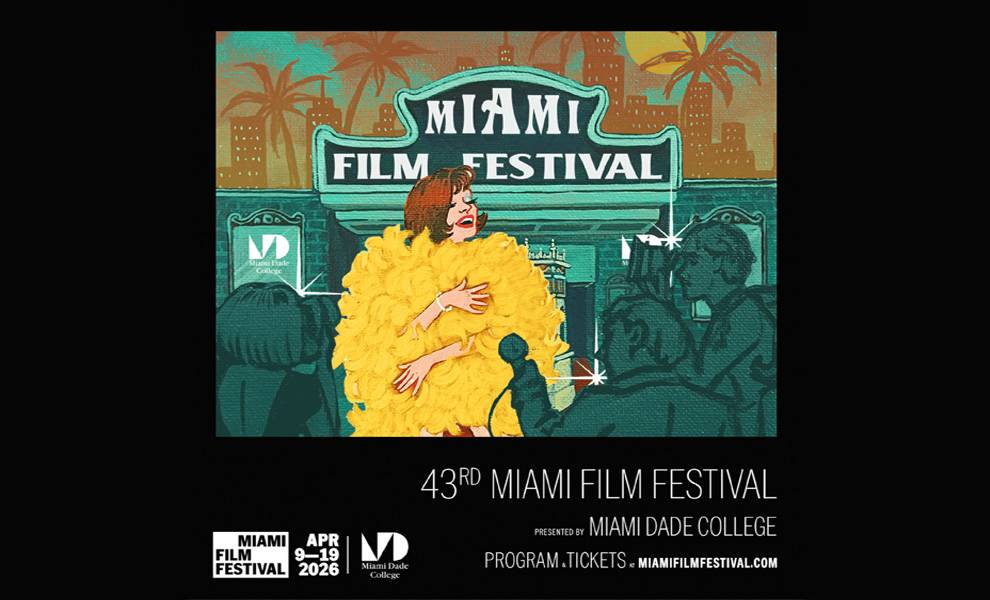 Cartel ilustrado para el 43.º Festival de Cine de Miami, que presenta a una mujer glamurosa con un vestido de plumas de color amarillo brillante posando frente a una entrada de teatro estilizada con la inscripción "Miami Film Festival", con palmeras y el perfil urbano de la ciudad como telón de fondo. El texto incluye las fechas del 9 al 19 de abril de 2026 e indica que es presentado por el Miami Dade College.