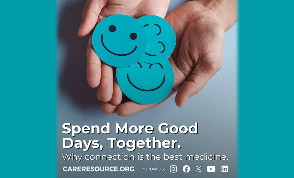 Gráfico que muestra dos manos sosteniendo recortes azules con caras sonrientes. El texto dice: "Disfruten de más días buenos, juntos. Por qué la conexión es la mejor medicina". En la parte inferior se incluyen CareSource.org y los iconos de redes sociales de Instagram, Facebook, X, YouTube y LinkedIn.