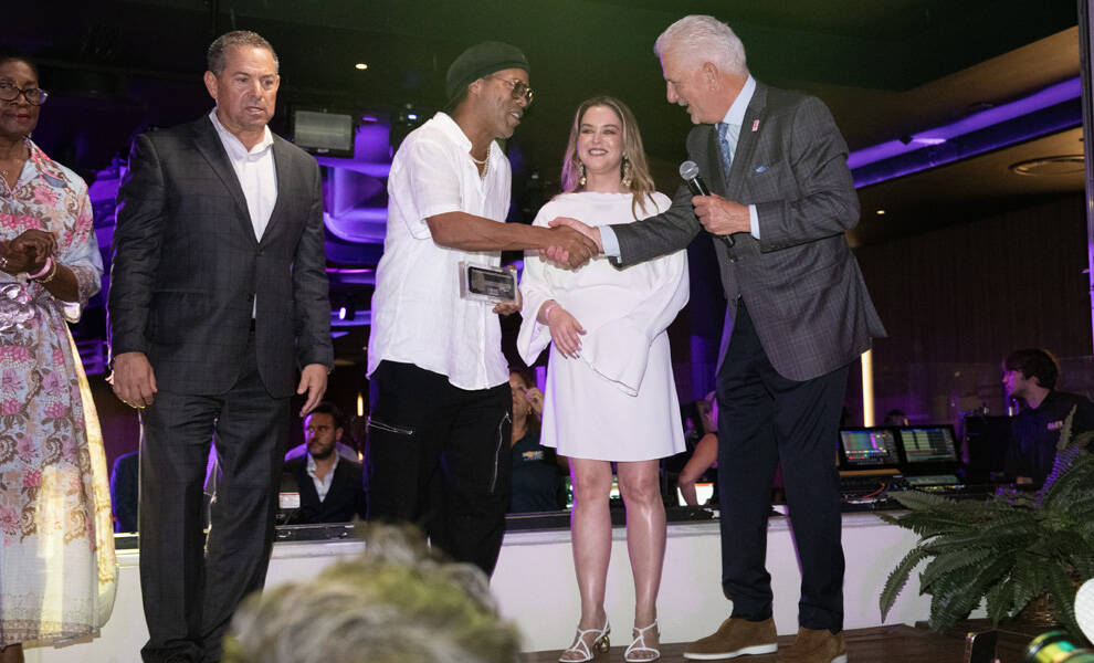 El Comité Organizador de la Copa Mundial de la FIFA 2026 en Miami celebra la energía global y la cultura de Miami antes de un torneo histórico 1 El comisionado Udine, Ronaldinho, Janelle Prieto y Rodney Barreto en el escenario durante la celebración "ONE GAME ONE PASSION" de la FIFA.