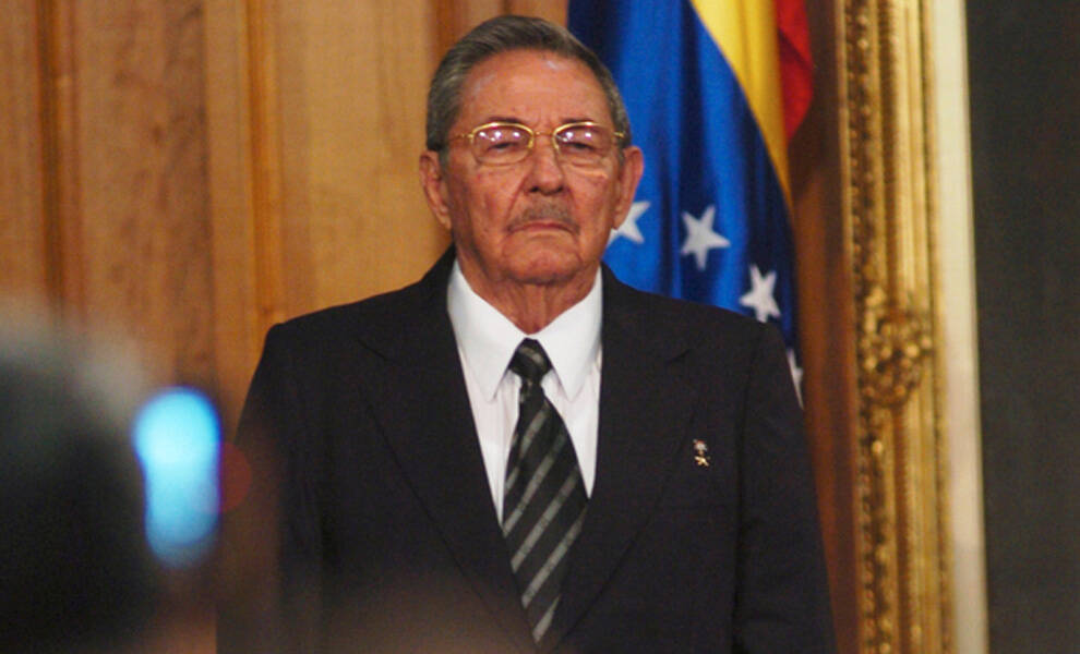 El expresidente cubano Raúl Castro, vistiendo un traje oscuro, durante un evento gubernamental o diplomático formal.