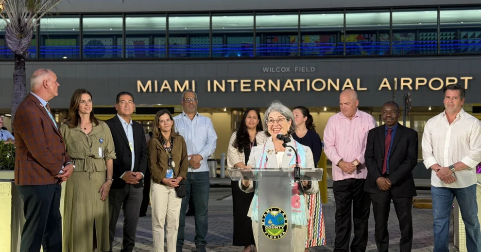 La alcaldesa del condado de Miami-Dade, Daniella Levine Cava (centro), junto a miembros del equipo Forward Flight, durante la presentación de las iniciativas de iluminación y embellecimiento del MIA para la Copa Mundial de la FIFA 2026.