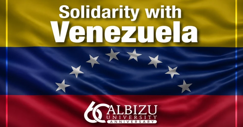 Gráfico que muestra la bandera de Venezuela con el titular "Solidaridad con Venezuela" en letras blancas de gran tamaño. En la parte inferior aparece el logotipo del 60.º aniversario de la Universidad Albizu, expresando apoyo y solidaridad con el pueblo de Venezuela.