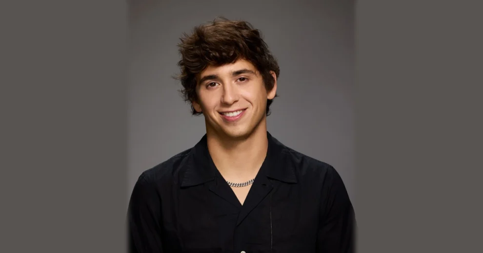 Marcello Hernandez añade un tercer espectáculo en Hard Rock Live tras la fuerte demanda de entradas 1 Marcello Hernandez sonríe durante un retrato de estudio con un fondo gris neutro. Viste una camisa negra abotonada de cuello abierto y lleva un collar de cadena plateada.