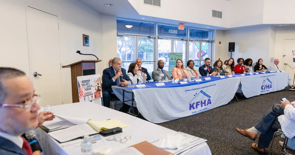 Un panel de candidatos a cargos judiciales se encuentra sentado tras unas mesas durante el Foro Judicial de 2026 de SALAD en Kendall.