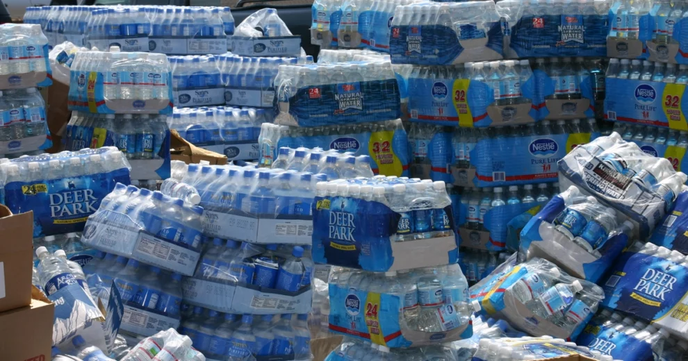 8 lugares para donar para ayudar a los damnificados por el terremoto de Venezuela en el condado de Miami-Dade 1 Se organizan lotes de agua embotellada para su distribución como ayuda de emergencia a las comunidades afectadas por el terremoto de Venezuela.