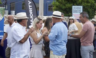 Invitados comiendo, bebiendo y divirtiéndose en el Evento de la Herencia Hispana de Calle Ocho News.