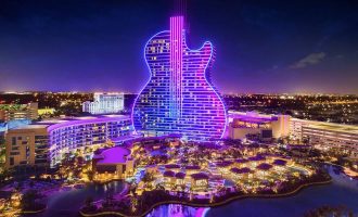 Vista nocturna del hotel The Guitar en Seminole Hard Rock Hollywood.