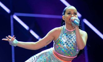 Katy Perry cautiva al público con su actuación.