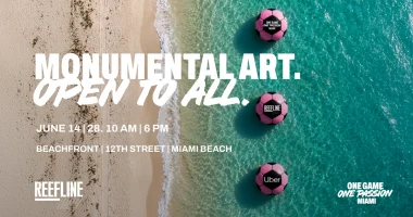 Imagen promocional con una vista aérea de la costa arenosa de Miami Beach y las aguas turquesas del océano. A cierta distancia de la orilla se observan tres grandes instalaciones flotantes de color rosa con forma de balón de fútbol, ​​cada una de las cuales exhibe logotipos diferentes. Un texto grande en color blanco reza: "Monumental Art. Open to All" (Arte monumental. Abierto a todos). Los detalles del evento, situados en la parte inferior, indican las fechas del 14 al 28 de junio, en horario de 10:00 a. m. a 6:00 p. m., en la zona de playa cercana a la calle 12 de Miami Beach. El logotipo de The ReefLine aparece en la esquina inferior izquierda, mientras que el logotipo de la campaña "One Game One Passion Miami" se muestra en la esquina inferior derecha. El diseño promociona una instalación de arte público vinculada a las celebraciones de la Copa Mundial de la FIFA.