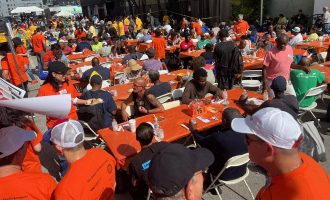 Great Thanksgiving Banquet at Hope For Miami serving Thanksgiving meals.