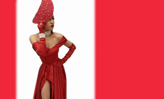 Yli Liriano lleva un vestido rojo con una boina roja adornada con cuentas.