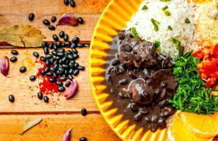 Un plato de arroz y frijoles combinado con diferentes verduras y fotografiado artísticamente.